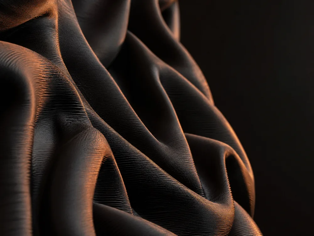 Macro di panneggio scolpito e stampato in 3D: pieghe profonde con linee di stampa visibili sulla superficie
