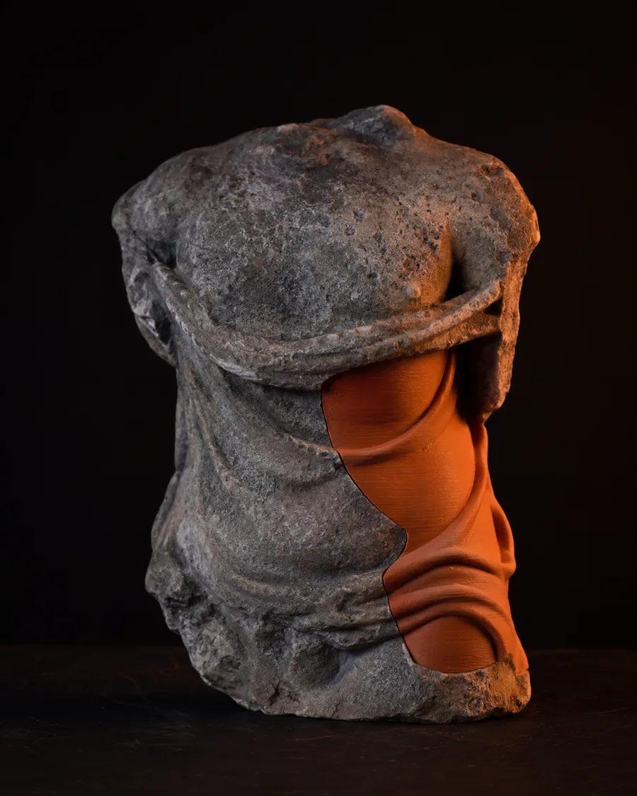 Frammento di statua antica in pietra con sezione mancante ricostruita da un componente stampato in 3D perfettamente integrato
