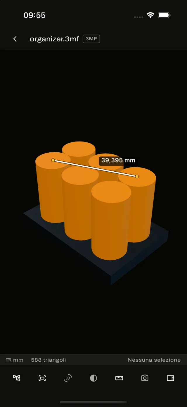 ShapePeek su iPhone: un organizer stampabile in 3MF aperto nel visualizzatore 3D, con la misura di una distanza in millimetri